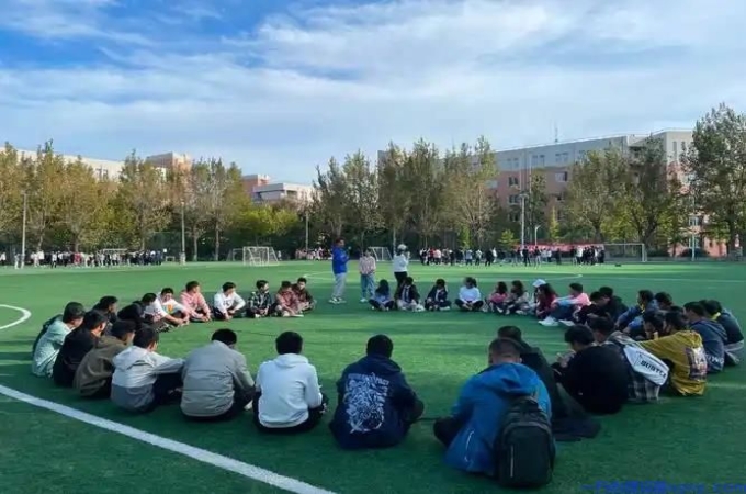 团体活动桌椅购买指南：如何选择耐用又经济的款式？